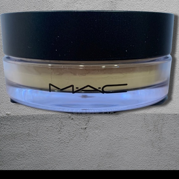 🖤 MAC STUDIO FIX PERFECTING POWDER 🖤 - Picture 4 of 4